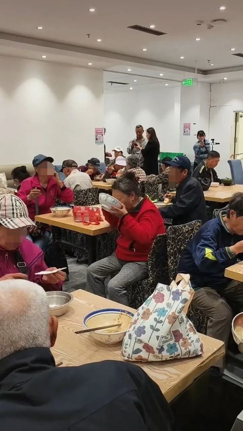 男子在自家酒楼旁开“一元饭堂”
