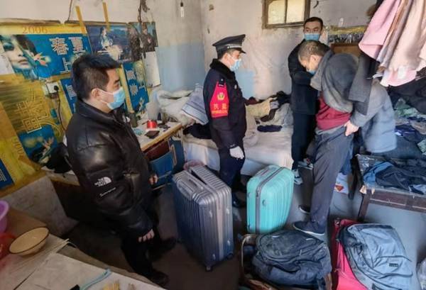 女生带3箱行李来重庆 大叔收10元帮搬